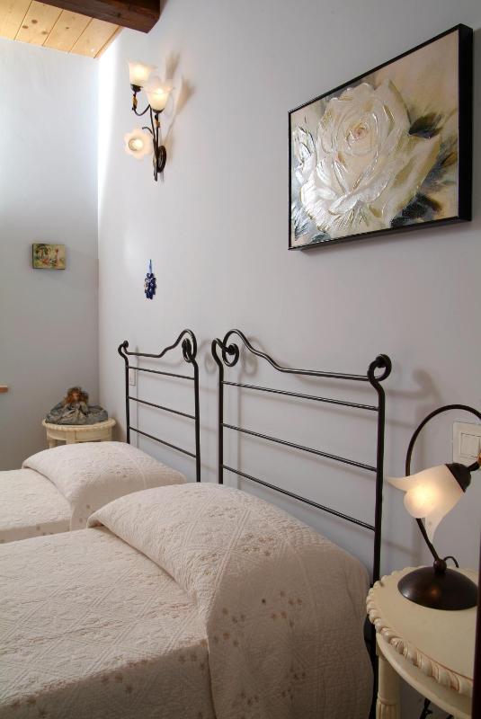 Twin Room image 3