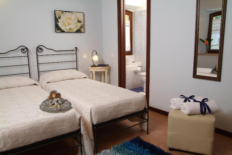 Twin Room image 4