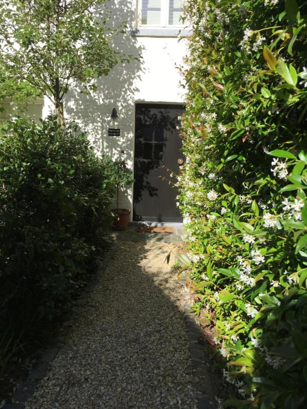 The Herring's Residence - Stylish Private Cottage with Breakfast in Historic Center - Adults-Only - image 2