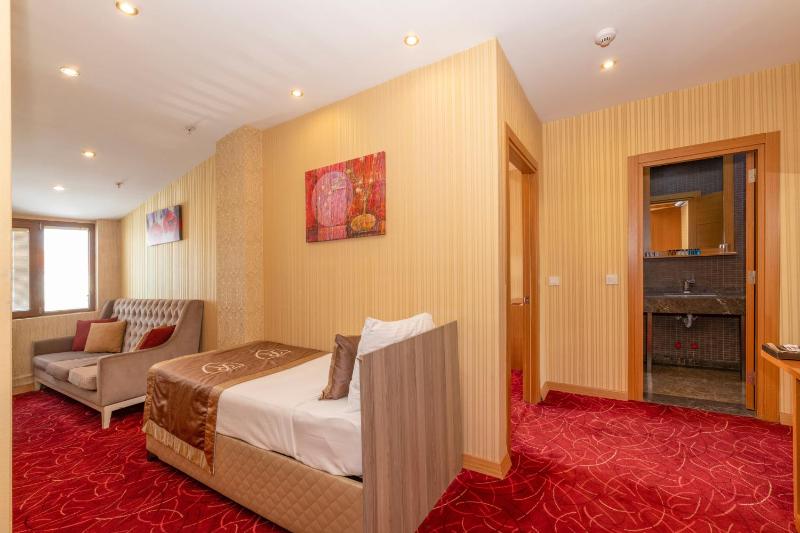 Suite with Balcony image 4