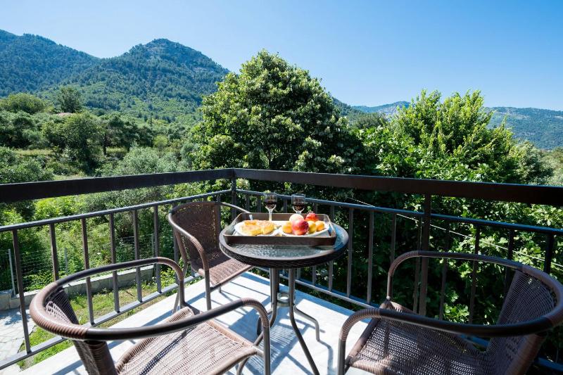 Triple Room with Mountain View image 4