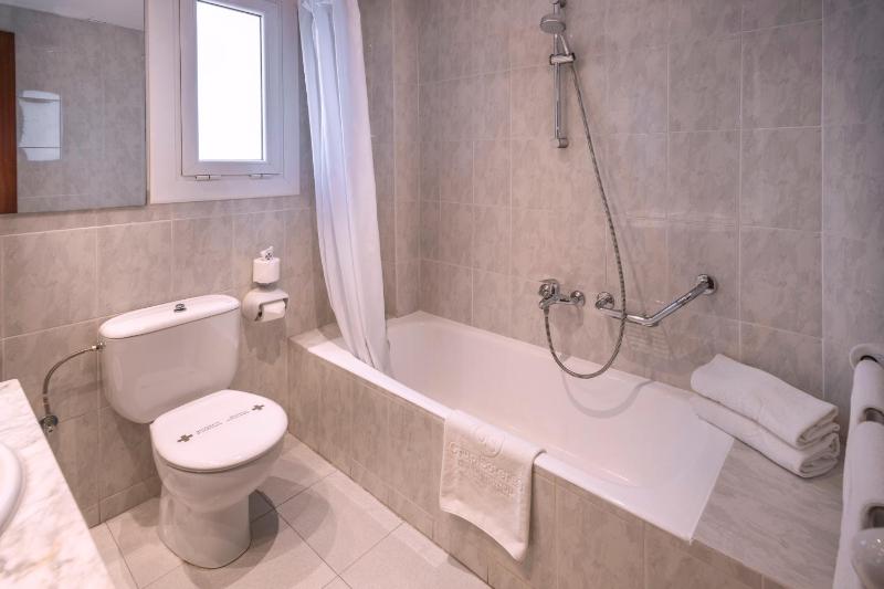 Quadruple Room image 2