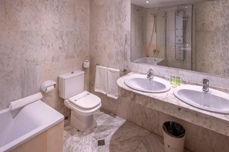 Triple Room (2 Adults + 1 Child) image 3
