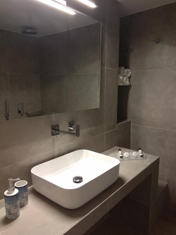 Deluxe Twin Room with Sea View image 3