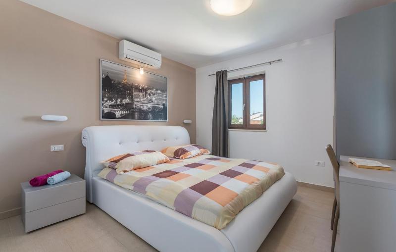 Villa Vanesa with Private Pool nearby Porec - image 10