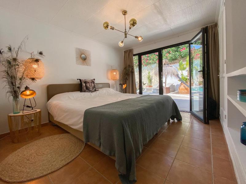 Double Room with Pool View image 2