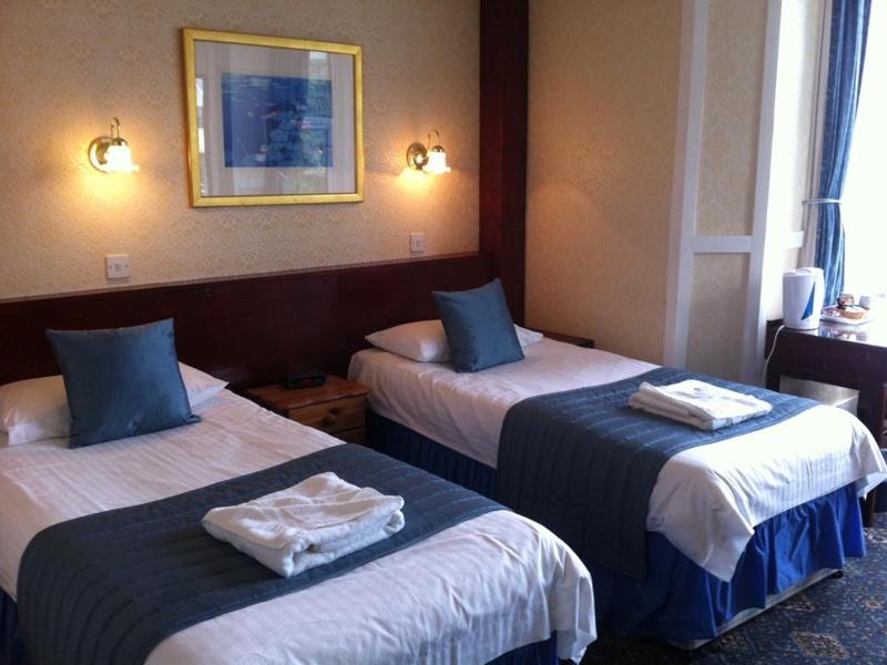 Standard Twin Room image 3