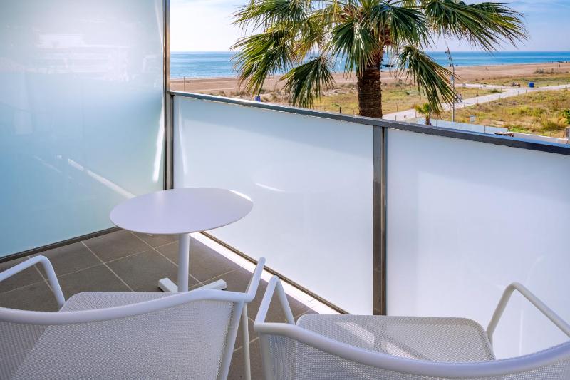 Deluxe Double or Twin Room with Sea View image 3