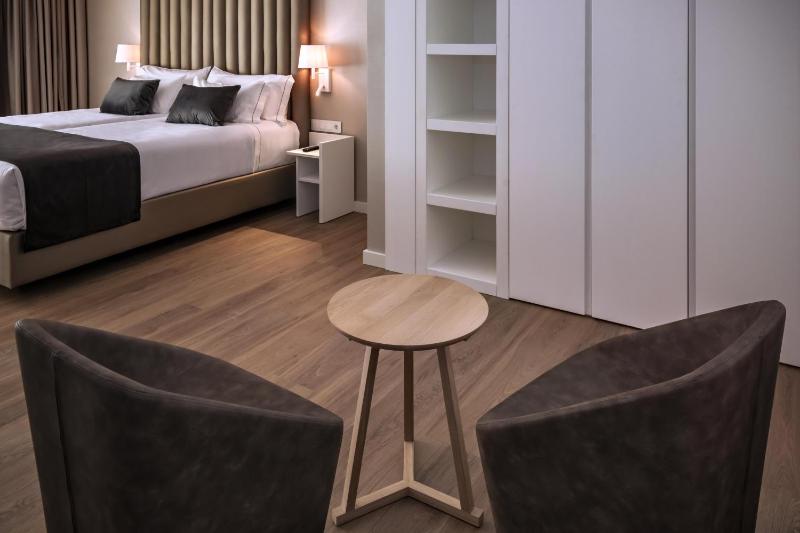 Deluxe Double or Twin Room with Sea View image 1