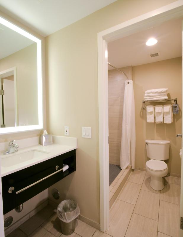 One-Bedroom Suite with 2 Queen Beds image 3