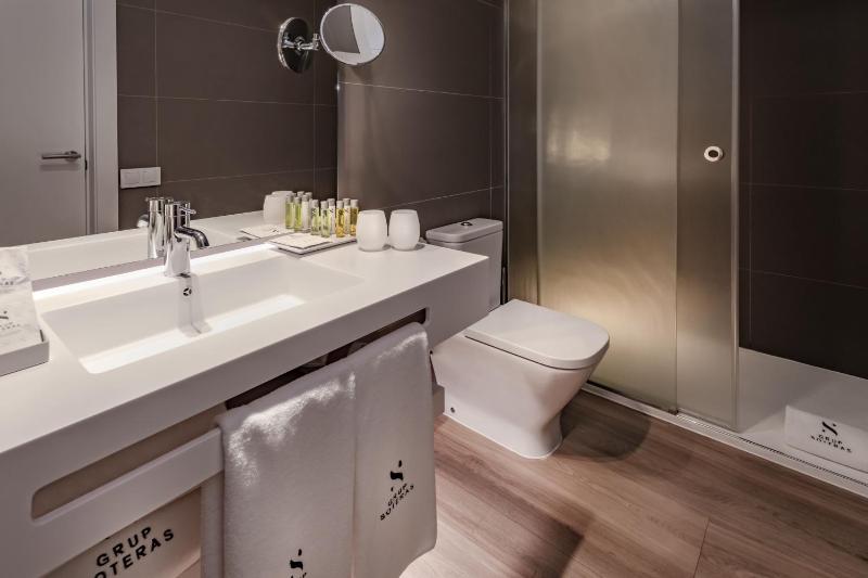 Deluxe Double or Twin Room with Sea View image 2