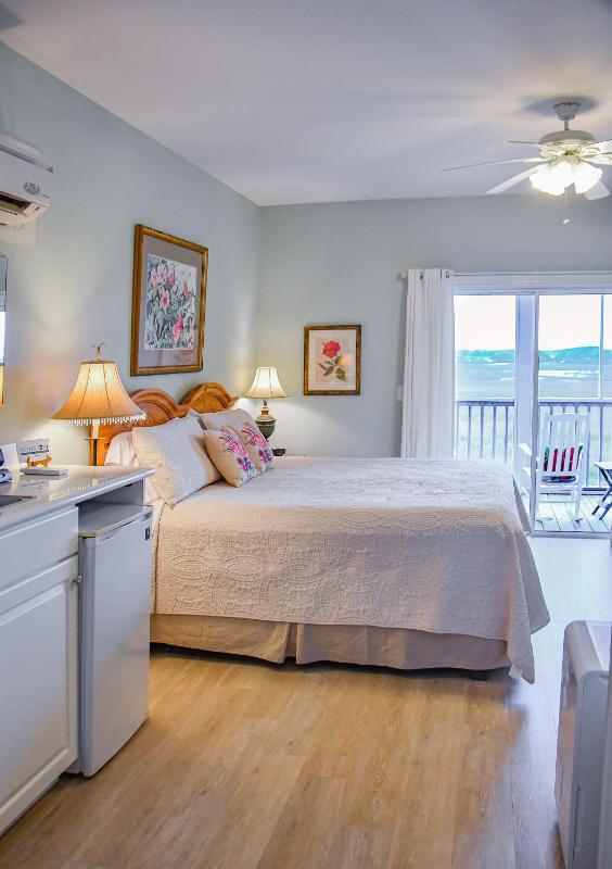 King Room with Balcony image 3