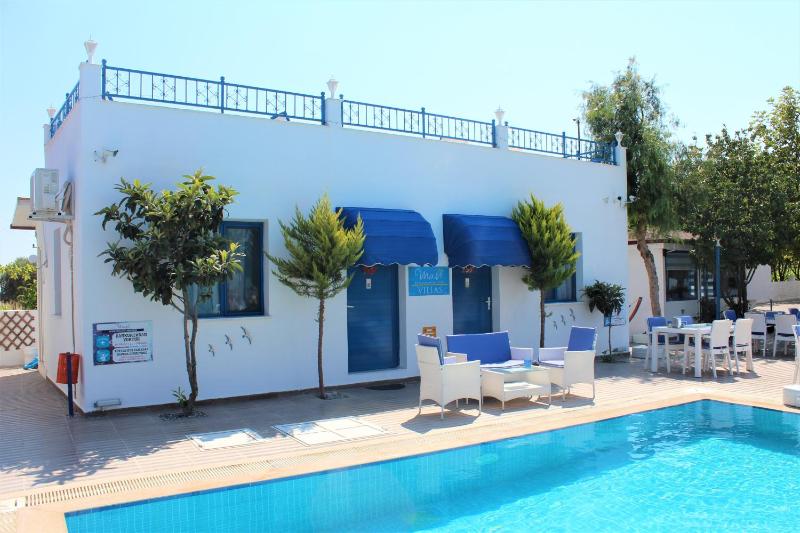 Double Room with Pool View image 2