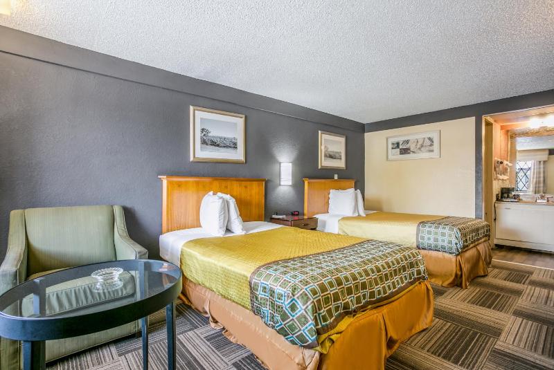 Double Room with Two Double Beds - Smoking image 2