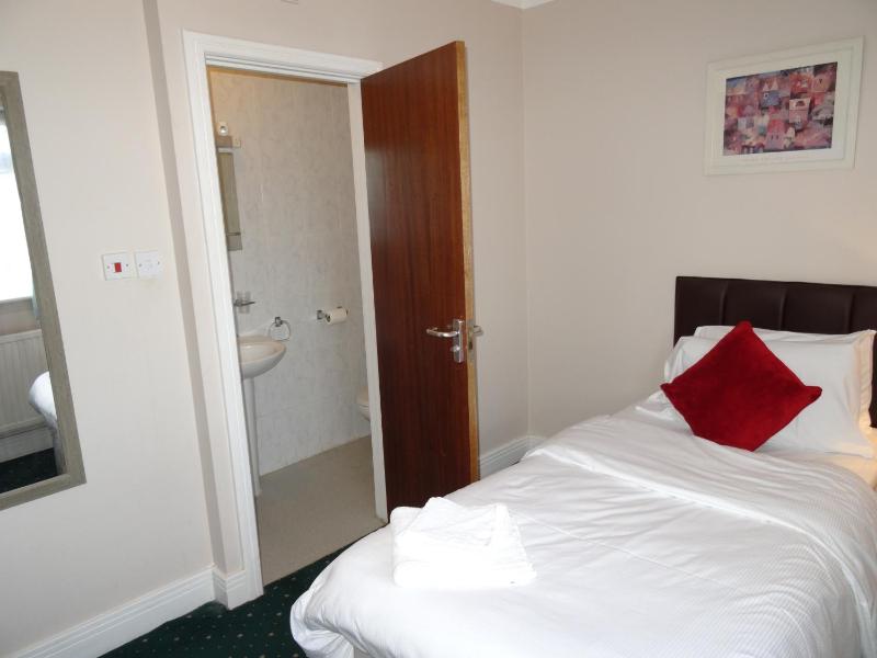 Twin Room with Private Bathroom image 3