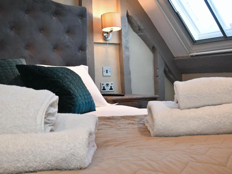 Superior King Room image 3