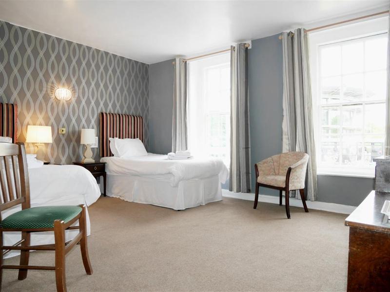 Standard Twin Room image 3
