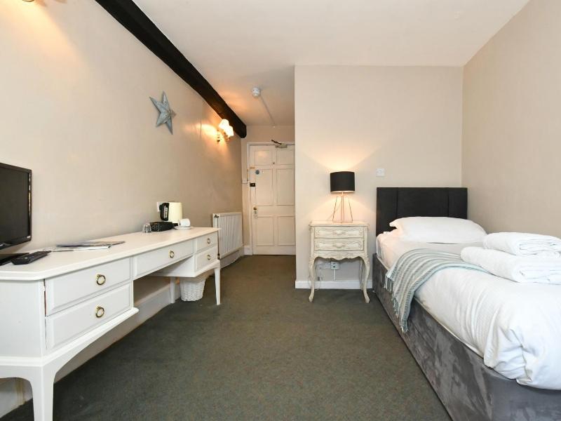 Single Room image 3