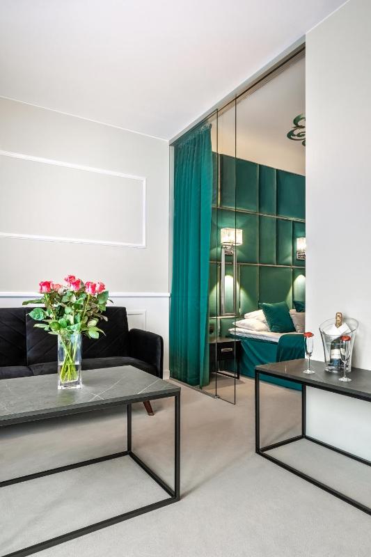 Deluxe Triple Room image 3
