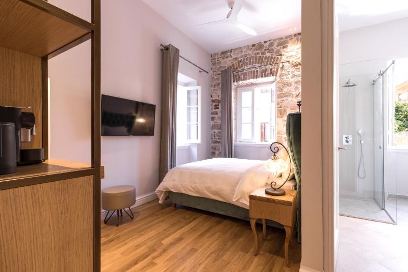 Superior Double Room with Courtyard View image 4