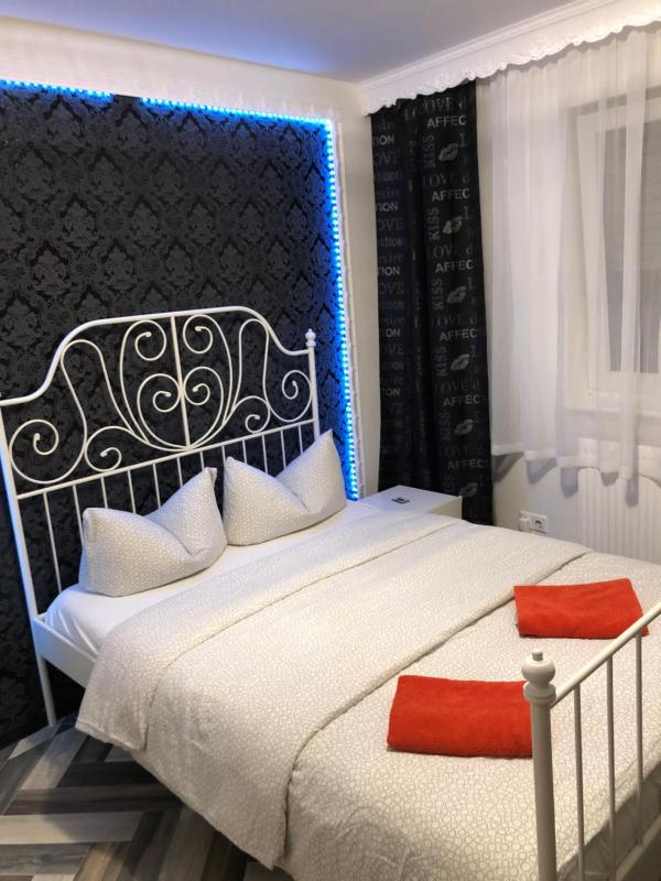 Double Room with Shared Shower and Toilet image 3