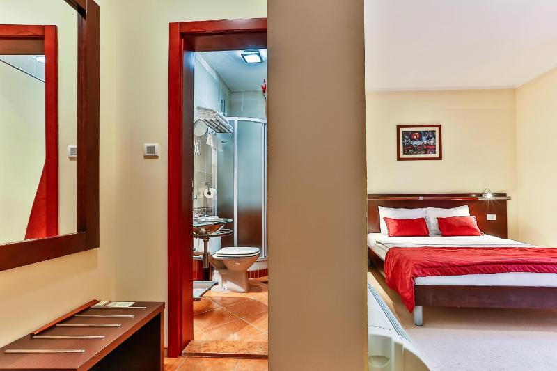 Double Room with Balcony image 3