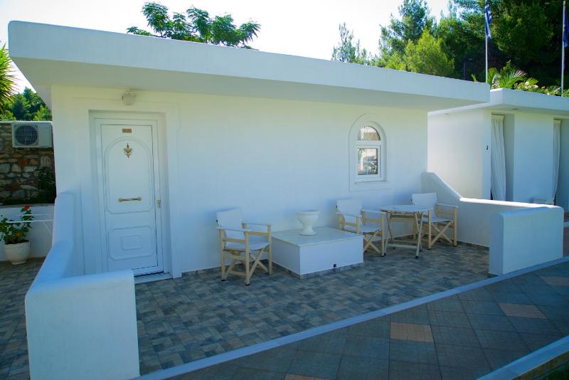Deluxe Double Room (2 Adults + 1 Child) image 2