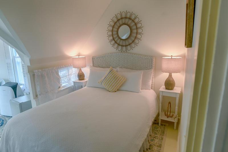 Queen Room image 2