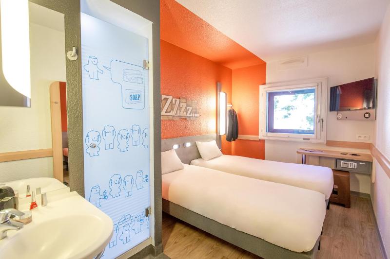 Double Room image 2