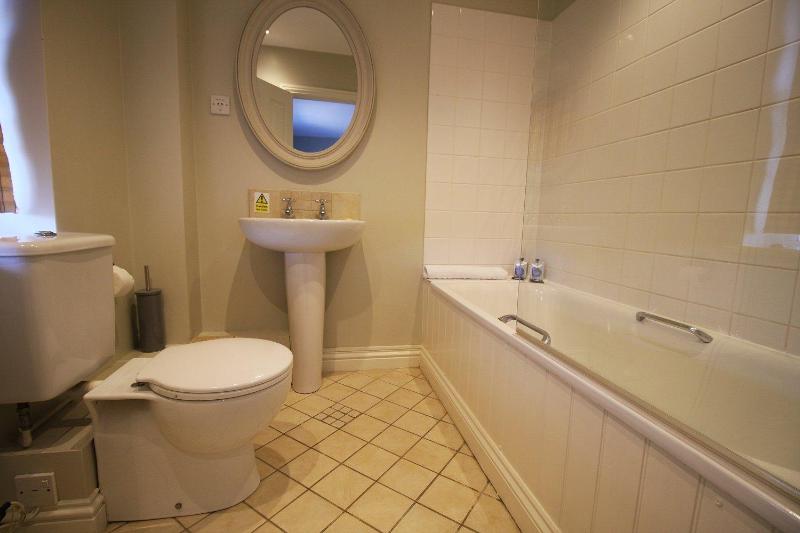 Twin Room with Private Bathroom image 2