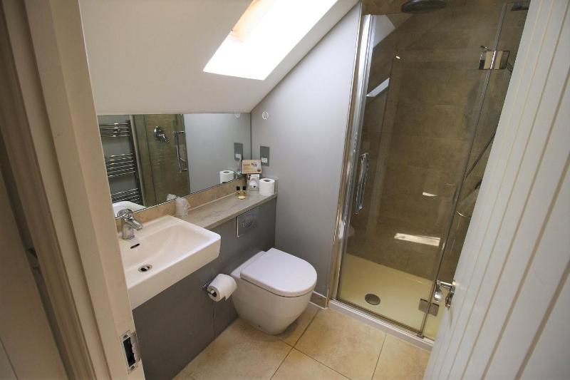 Twin Room with Shower image 2