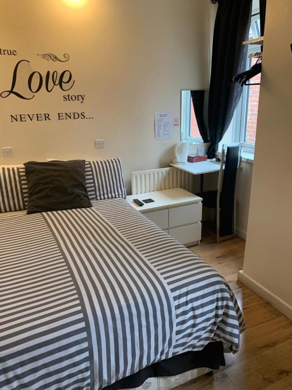 Double Room image 3