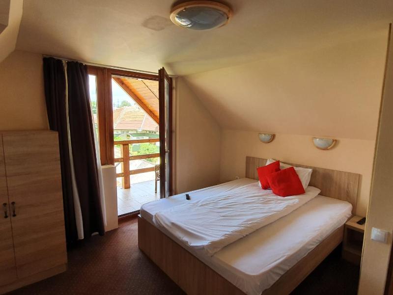 Double Room with Balcony image 3