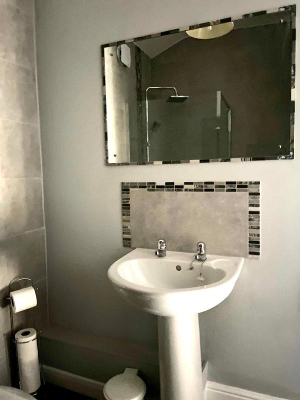 Single Room with Shared Bathroom image 3