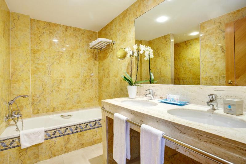 One-Bedroom Apartment (2 Adults + 1 Child) image 3