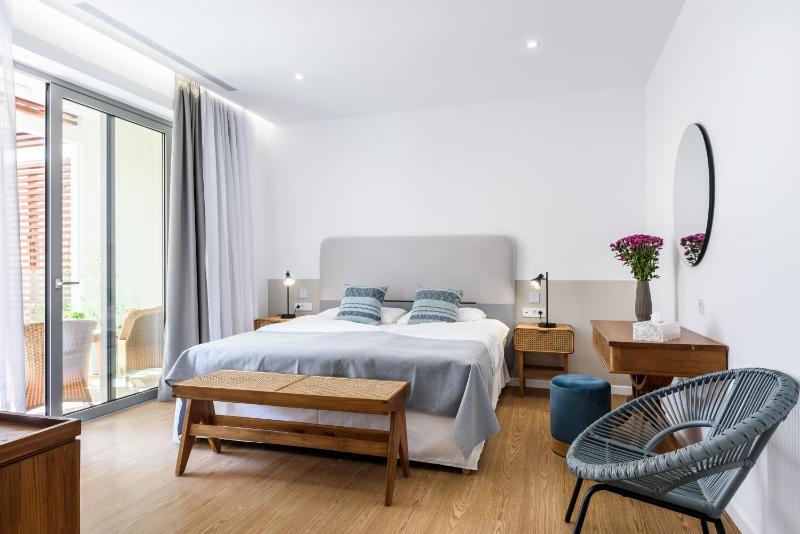 Deluxe Double Room with Balcony image 4