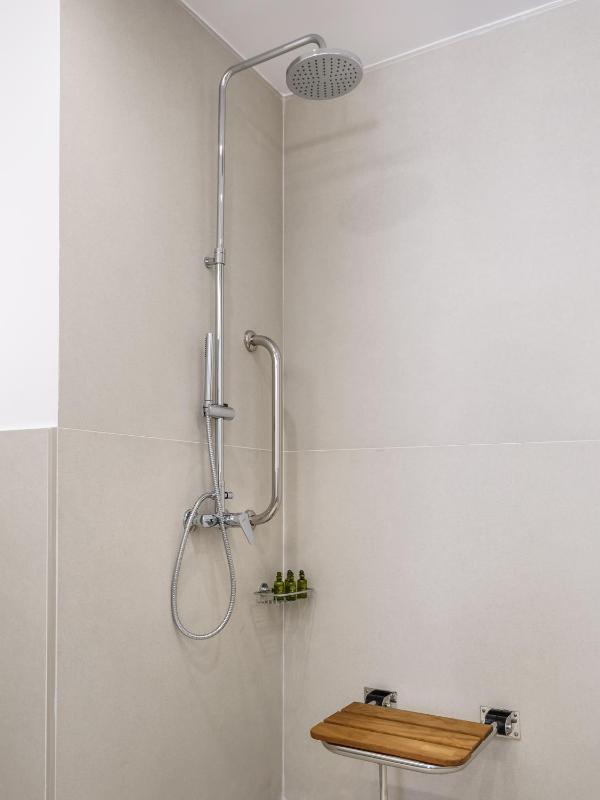 Queen Room - Disability Access image 3