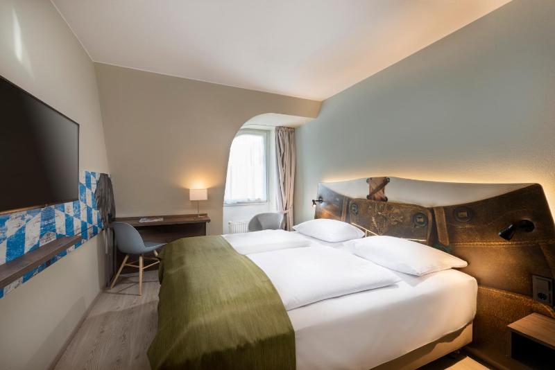 Standard Double Room image 4