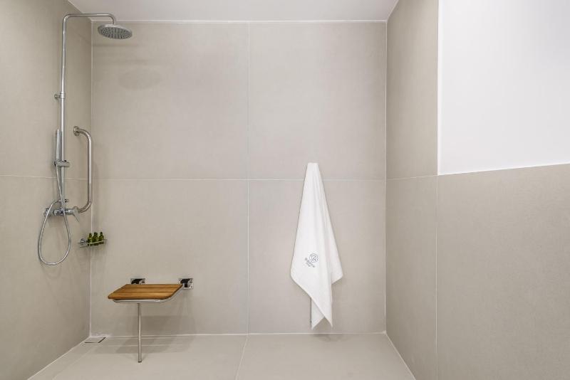 Queen Room - Disability Access image 2