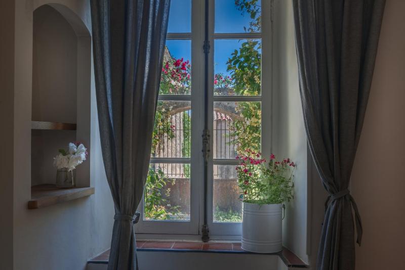 Family Room with Garden View image 2