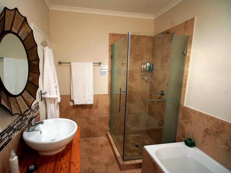 Liz at Lancaster Guesthouse - image 8
