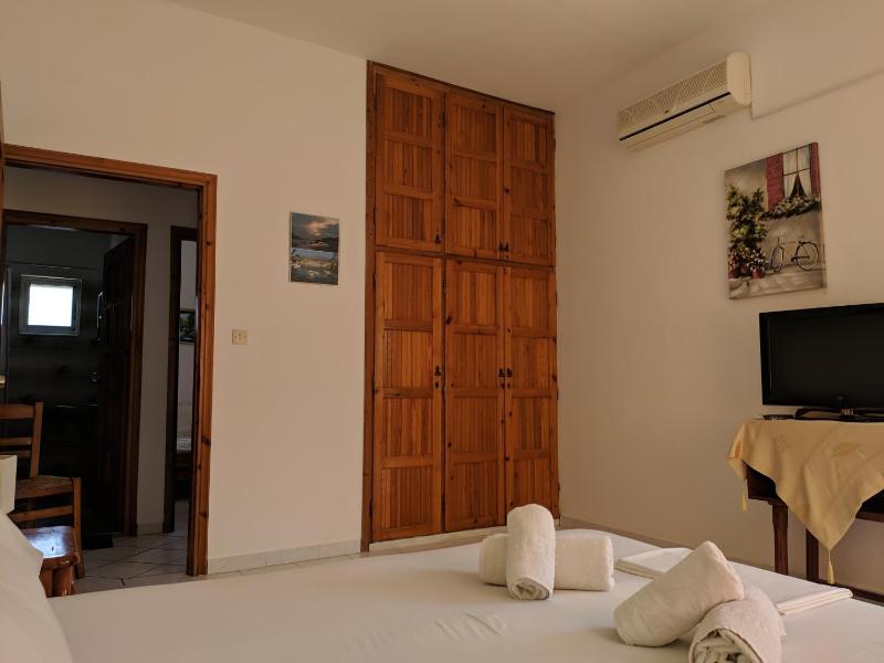 Basic Triple Room image 3