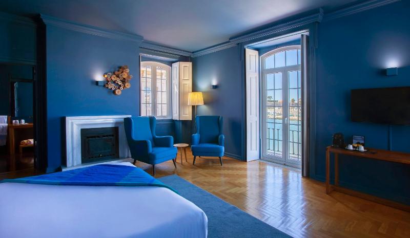 Deluxe Double Room with Sea and Bay View image 3