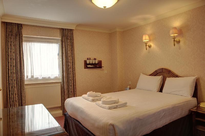 Family Room image 4
