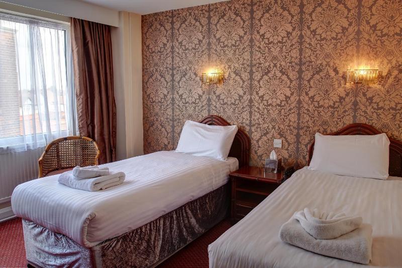 Twin Room image 3