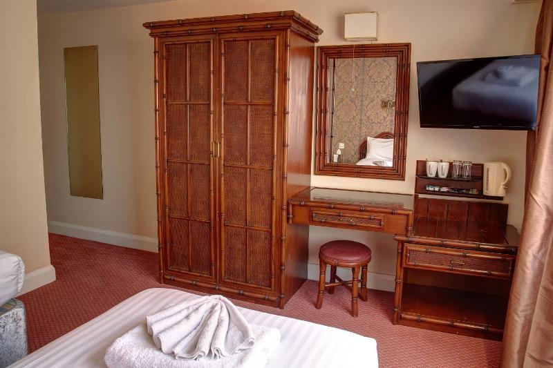 Twin Room image 4
