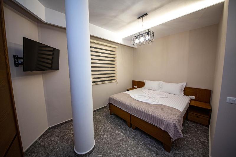 Double Room with Balcony image 2