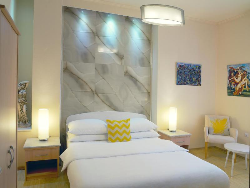 Classic Double Room image 2