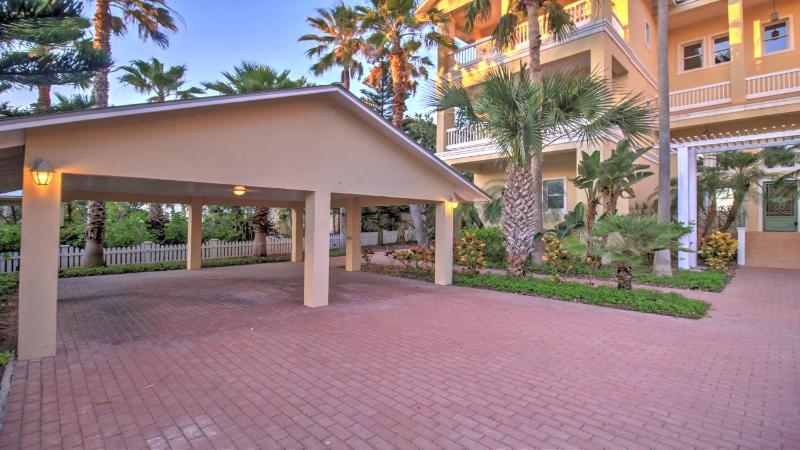 Six-Bedroom House image 3