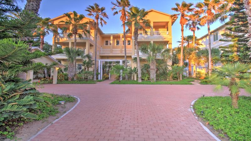 Six-Bedroom House image 2